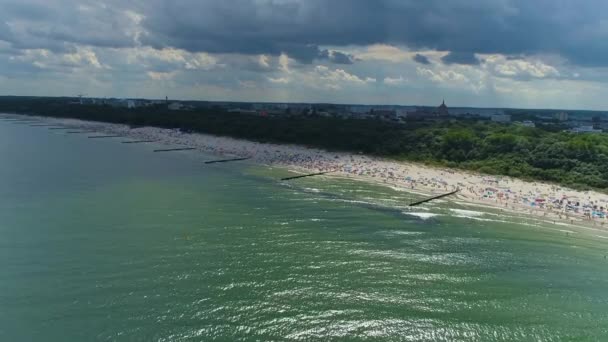 全景海滩波罗的海Kolobrzeg Plaza Morze Baltyckie Aerial View Poland 高质量的4K镜头 — 图库视频影像