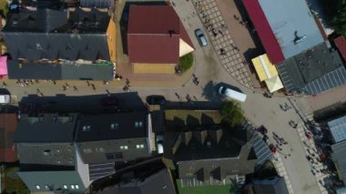 Şehir merkezindeki hediyelik eşya dükkanları Jaroslawiec Centrum Sklepiki hava manzaralı Polonya. Yüksek kalite 4k görüntü