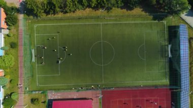 Top Down Futbol Sahası Jaroslawiec Orlik Havacılık Polonya. Yüksek kalite 4k görüntü