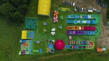 Lunapark Sarbinowo Dmuchany Park Rozrywki Havacılık Görünümü Polonya. Yüksek kalite 4k görüntü