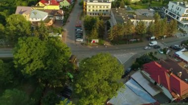 Şehir merkezi Rondo Ustronie Morskie Napis Centrum Chrobrego Wojska Polskiego Hava Görüntüsü Polonya. Yüksek kalite 4k görüntü