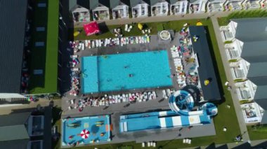 Holiday Park Resort Pool Niechorze Basen Havacılık Polonya. Yüksek kalite 4k görüntü