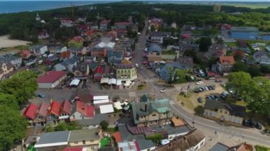 Şehir merkezindeki hediyelik eşya dükkanları Mrzezyno Centrum Sklepiki hava manzaralı Polonya. Yüksek kalite 4k görüntü