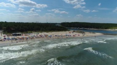 Sahil Baltık Denizi Mrzezyno Plaza Morze Baltyckie Hava Manzaralı Polonya. Yüksek kalite 4k görüntü