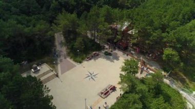 Mrzezyno Plac Plaza 'nın önündeki meydan, hava manzaralı Polonya. Yüksek kalite 4k görüntü