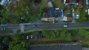Top Down Street Ormanı Rogowo Las Centrum Hava Manzarası Polonya. Yüksek kalite 4k görüntü