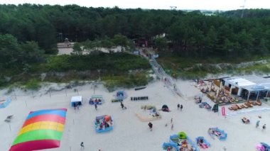 Mrzezyno Plac Plaza 'nın önündeki meydan, hava manzaralı Polonya. Yüksek kalite 4k görüntü