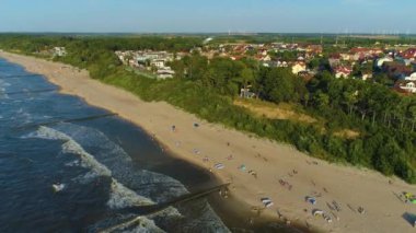 Sahil Baltık Denizi Rewal Plaza Morze Baltyckie Hava Manzaralı Polonya. Yüksek kalite 4k görüntü