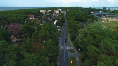 Şehir merkezindeki Rogowo Las Centrum Havacılık Manzarası Polonya. Yüksek kalite 4k görüntü