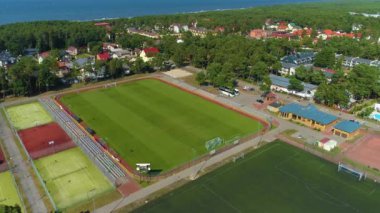 Futbol Sahası Niechorze Boisko Pilkarskie Hava Görüntüsü Polonya. Yüksek kalite 4k görüntü