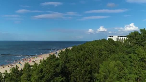 波罗的海海滩波比耶洛沃广场莫泽巴尔蒂奇空中俯瞰波兰 高质量的4K镜头 — 图库视频影像