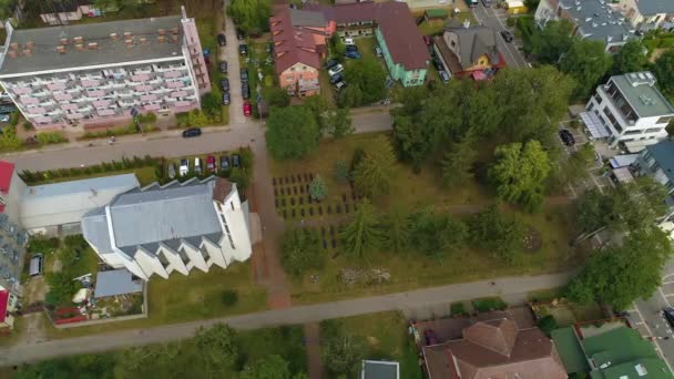 Landschaft Kirche Miedzywodzie Kosciol Krajobraz Luftaufnahme Polen Hochwertiges Filmmaterial — Stockvideo