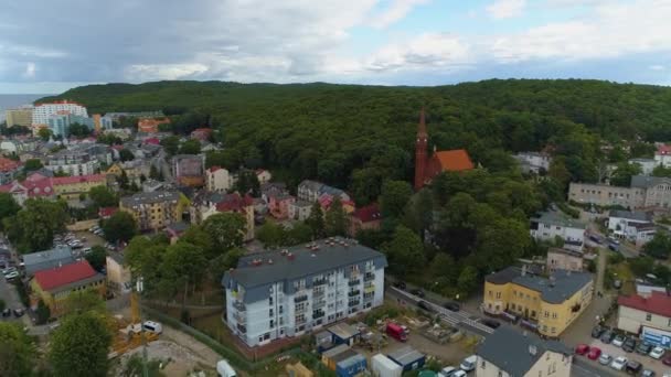 Krajinný Kostel Miedzyzdroje Kosciol Piotra Krajobraz Aerial View Polsko Vysoce — Stock video