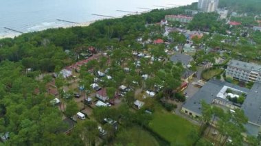 Kamp alanı Dziwnowek Pole Kempingowe Hava Görüntüsü Polonya. Yüksek kalite 4k görüntü