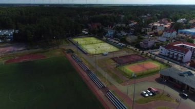 Spor Sahaları Pobierowo Kompleks Sportowo Rekreacyjny Hava Görünümü Polonya. Yüksek kalite 4k görüntü