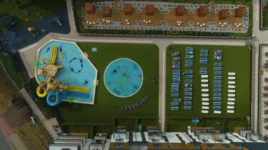 Bel Mare Aqua Resort Pool Miedzyzdroje Basen Oteli Havacılık Görünümü Polonya. Yüksek kalite 4k görüntü