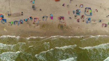 Baltık Denizi 'nin yukarısında Miedzywodzie Plaza Morze Baltyckie Hava Manzaralı Polonya. Yüksek kalite 4k görüntü