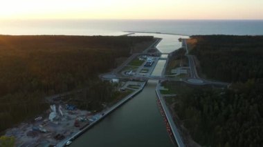 Vistula Spit Kanalı 'ndaki Kanal Na Mierzei Wislanej Hava Görüntüsü Polonya. Yüksek kalite 4k görüntü