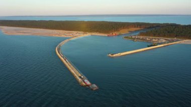 Vistula Spit Kanalı 'ndaki Kanal Na Mierzei Wislanej Hava Görüntüsü Polonya. Yüksek kalite 4k görüntü