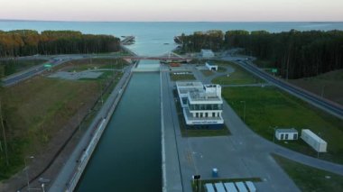 Vistula Spit Kanalı 'ndaki Kanal Na Mierzei Wislanej Hava Görüntüsü Polonya. Yüksek kalite 4k görüntü