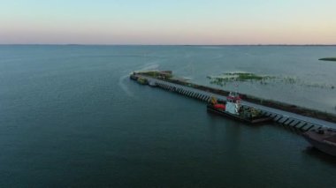 Vistula Spit Kanalı 'ndaki Kanal Na Mierzei Wislanej Hava Görüntüsü Polonya. Yüksek kalite 4k görüntü