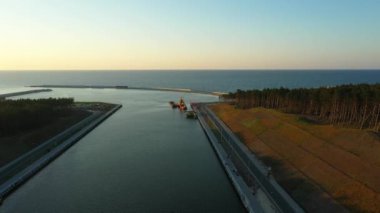 Vistula Spit Kanalı 'ndaki Kanal Na Mierzei Wislanej Hava Görüntüsü Polonya. Yüksek kalite 4k görüntü