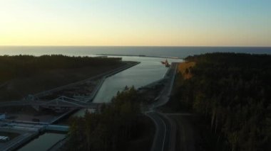 Vistula Spit Kanalı 'ndaki Kanal Na Mierzei Wislanej Hava Görüntüsü Polonya. Yüksek kalite 4k görüntü