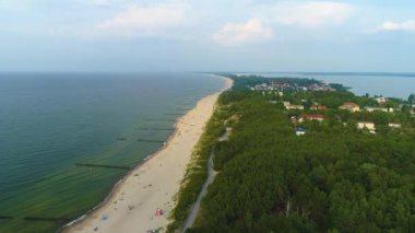 Güzel sahil şeridi Uniescie Mielno Pas Nadmorski Hava Manzarası Polonya. Yüksek kalite 4k görüntü