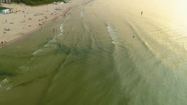 美しいビーチサンセットケイティRybackieプラザ空中ビューポーランド 高品質4K映像 — ストック動画