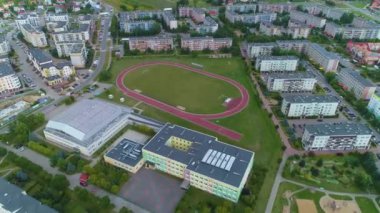 İlkokul Atletizm Track Lomza Szkola Bieznia Hava Görünümü Polonya. Yüksek kalite 4k görüntü
