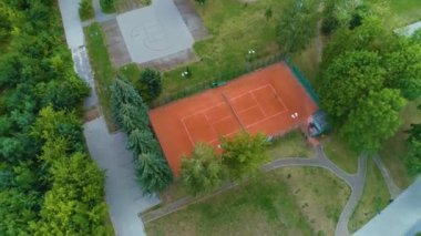 Tenis kortu Biala Podlaska Boisko do Tenisa Hava Görüntüsü Polonya. Yüksek kalite 4k görüntü
