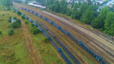 Demiryolu, Suwalki Tory Kolejowe Hava Sahası Polonya 'yı izliyor. Yüksek kalite 4k görüntü