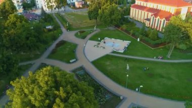 Oyun parkı Zelewskiego Rumia Plac Zabaw Günbatımı Hava Polonya. Yüksek kalite 4k görüntü