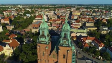 Gotik Kule Katedrali Eski Şehir Gniezno Katedra Bazylika Hava Görüntüsü Polonya. Yüksek kalite 4k görüntü