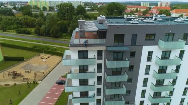 男子在屋顶摩天大楼皮拉Dach Wiezowiec Aerial View波兰 高质量的4K镜头 — 图库视频影像