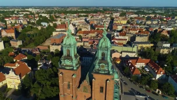Башня Готический Собор Старый Город Gniezno Katedra Bazylika Воздушный Вид — стоковое видео