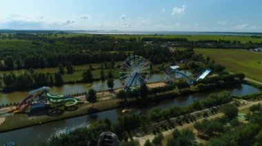 Leba Parkı 'ndaki lunapark Rozrywki Leba Parkı Havacılık Manzarası Polonya. Yüksek kalite 4k görüntü