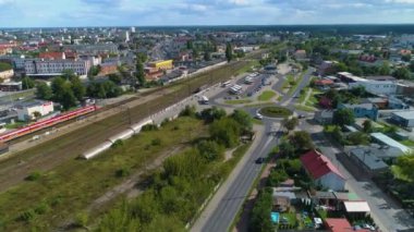 Otopark Tren İstasyonu Wloclawek Park Yeri Za Dwrocem Hava Görüntülü Polonya. Yüksek kalite 4k görüntü