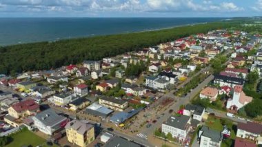 Şehir merkezindeki Çeşme Karwia Centrum Kolorowa Hava Manzarası Polonya. Yüksek kalite 4k görüntü