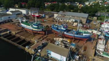 Tersane Darlowo Stocznia Remontowa Hava Görüntüsü Polonya 'yı onarın. Yüksek kalite 4k görüntü