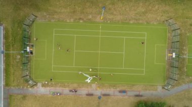 Tenis kortu Tembel Kort do Tenisa hava manzaralı Polonya. Yüksek kalite 4k görüntü