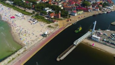 Gemi Limanı Köprüsü Ustka Statek. Polonya 'nın en güzel havadan görünüşü. Yüksek kalite 4k görüntü