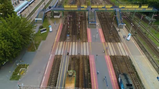 Σιδηροδρομικός Σταθμός Tracks Footbridge Bialystok Dworzec Kolejowy Aerial View Πολωνία — Αρχείο Βίντεο