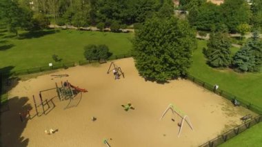 Oyun parkı Wladyslawa Lokietka Wloclawek Plac Zabaw Hava Görüntüsü Polonya. Yüksek kalite 4k görüntü