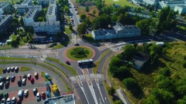 Rondo Kaminskiego Caddesi Szpitalna Kilisesi Konin Havacılık Görünümü Polonya. Yüksek kalite 4k görüntü