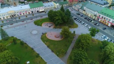 Maria Konopnicka Meydanı şehir merkezi Suwalki Centrum Plac Air View Poland. Yüksek kalite 4k görüntü