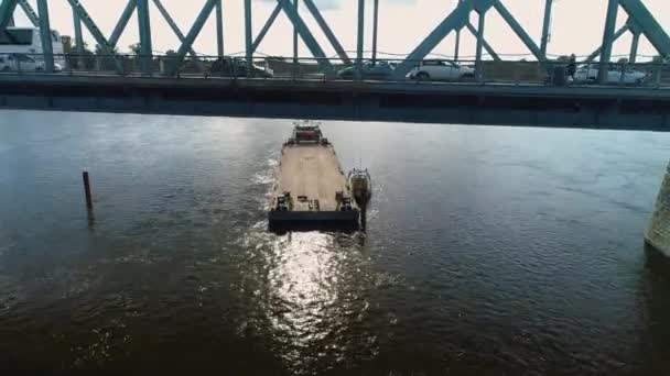 Hermoso Puente Pilsudski Barcaza Río Wisla Torun Vista Aérea Polonia — Vídeo de stock