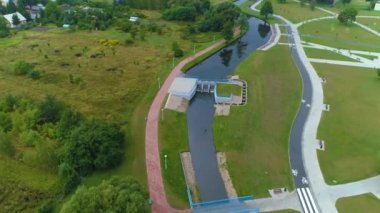 Suwalki Zapora 'daki Czarna Hancza Nehri üzerindeki Baraj Havadan Polonya' yı gösteriyor. Yüksek kalite 4k görüntü