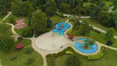 Pila Park 'taki oyun parkı Na Wyspie Havacılık Polonya. Yüksek kalite 4k görüntü
