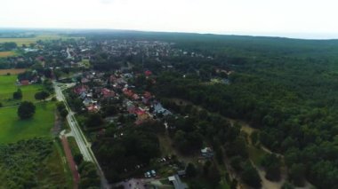 Güzel Peyzaj Kulübeleri Stegna Domki Las Aerial View Polonya. Yüksek kalite 4k görüntü